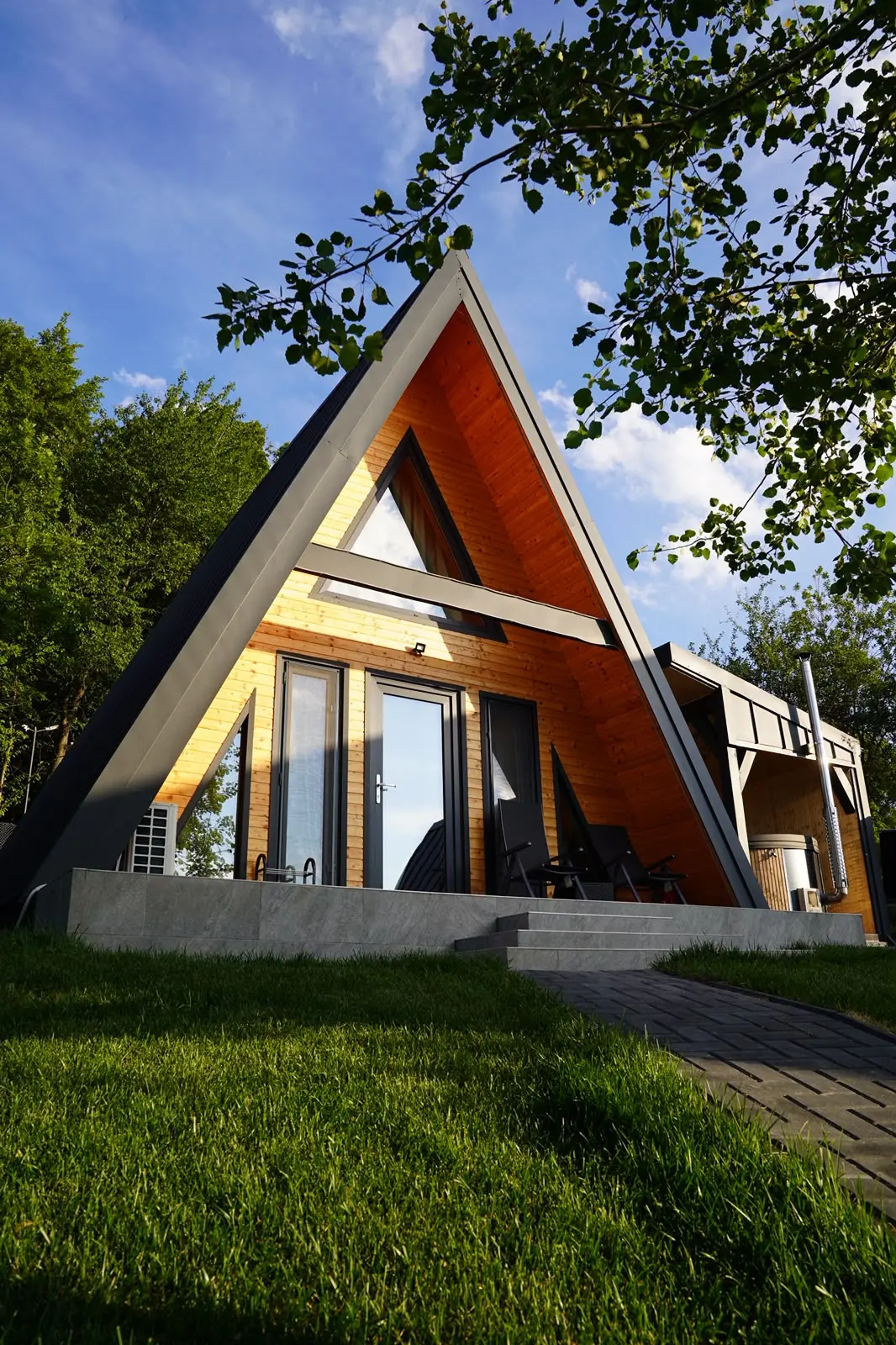 Fațada unei cabane A-Frame