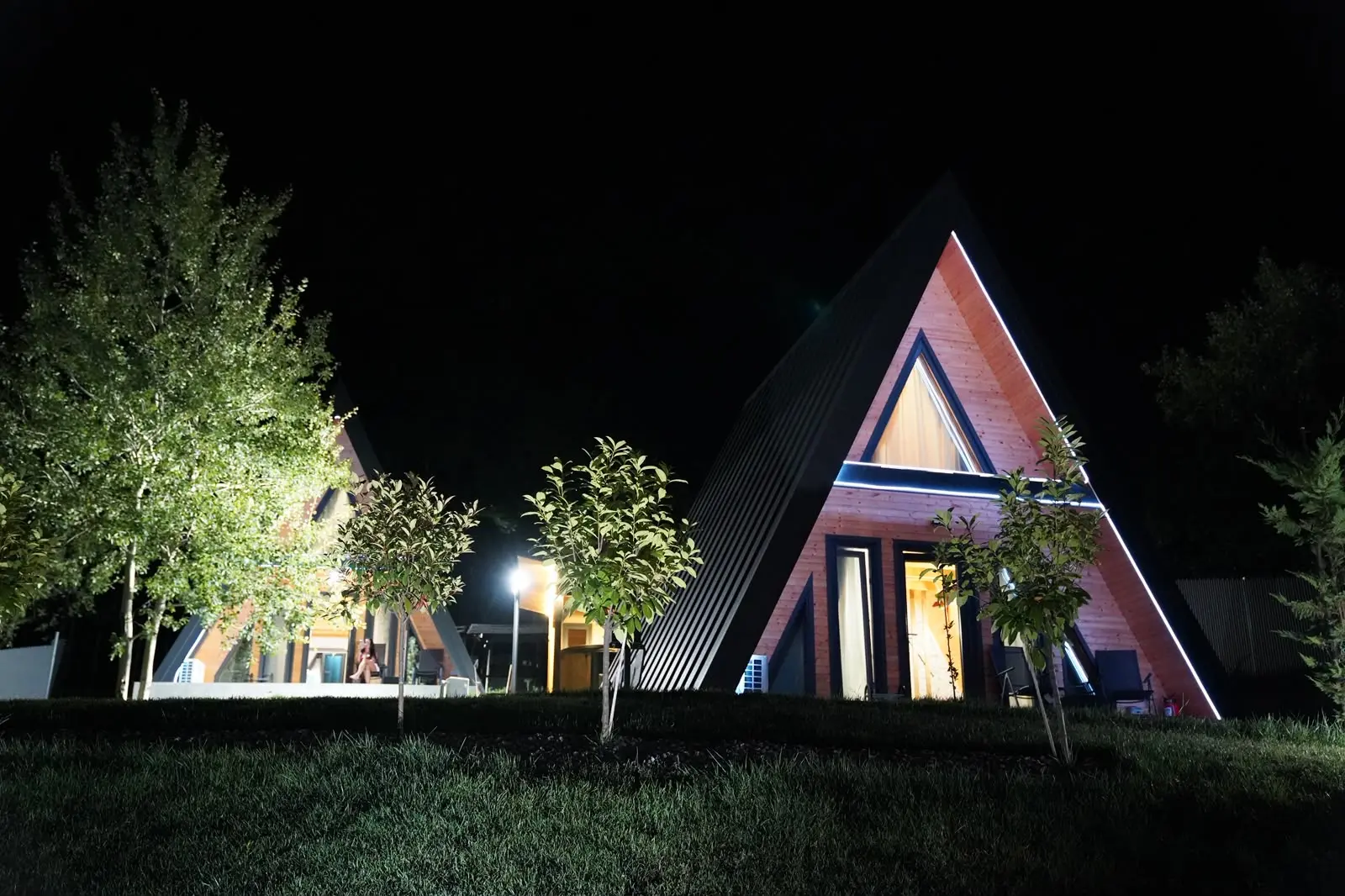 Cabanele iluminate noaptea