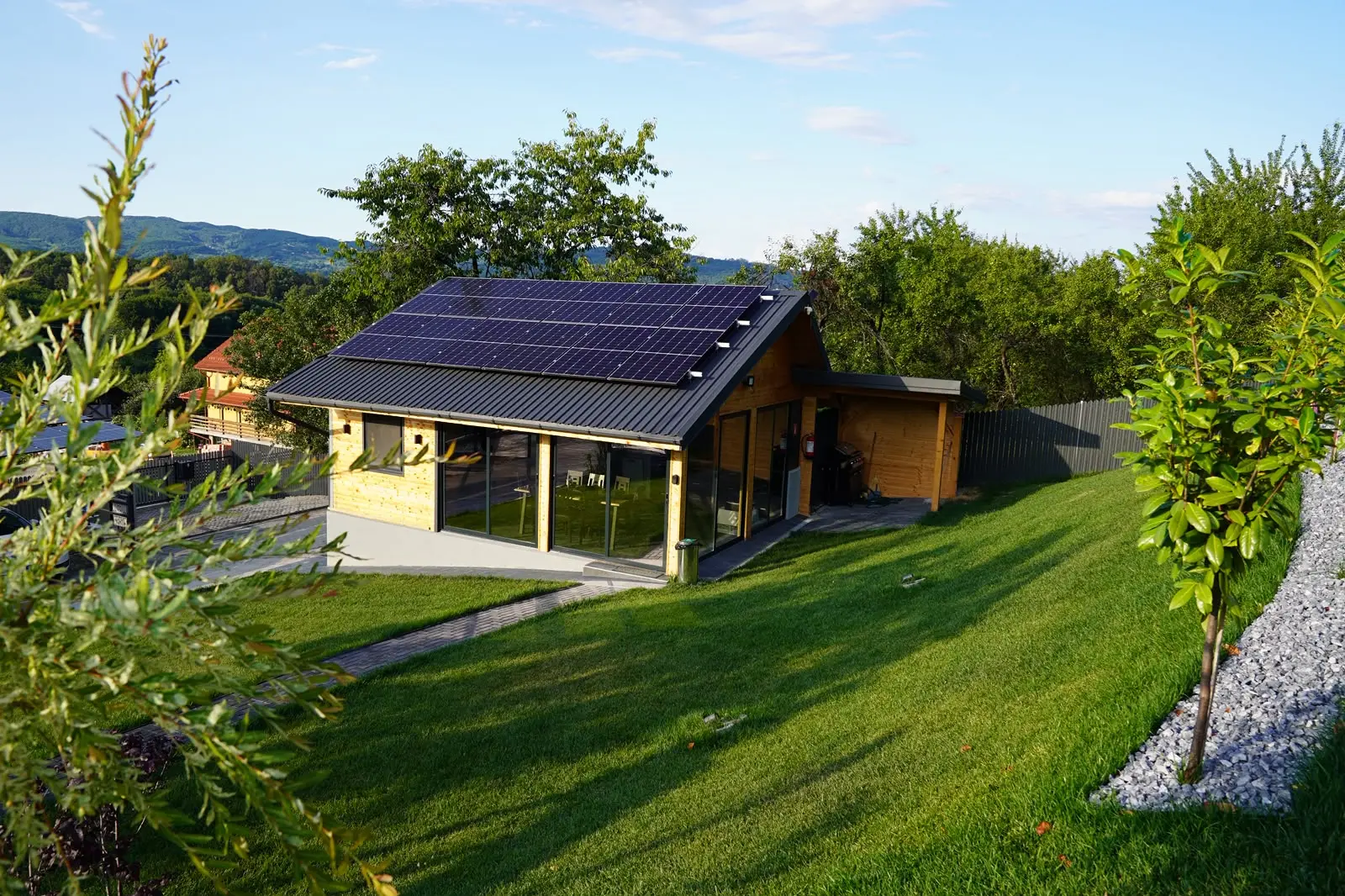 Foișorul Andrei's Refugium cu panouri fotovoltaice