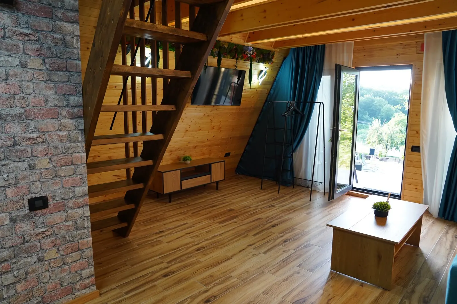 Interiorul unei cabane A-Frame