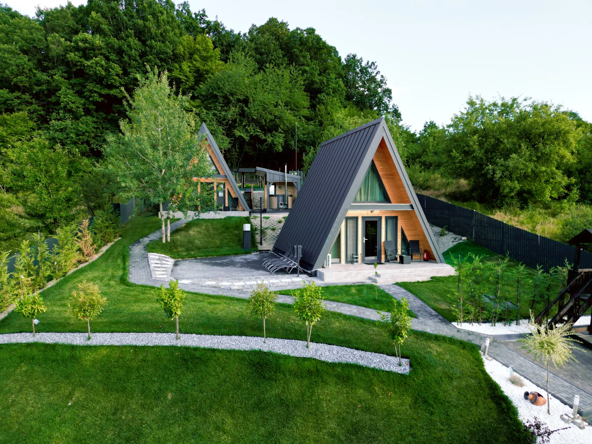 Cele două cabane A-Frame Andrei's Refugium din Ocnele Mari
